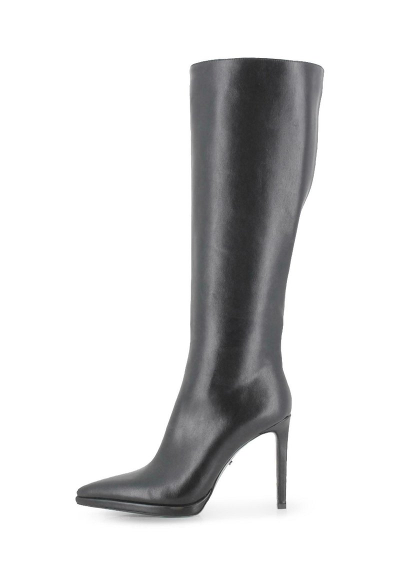 Bota negra de cuero hasta la rodilla con punta afilada, tacón delgado de stiletto, textura suave y un diseño elegante para un aspecto estilizado.