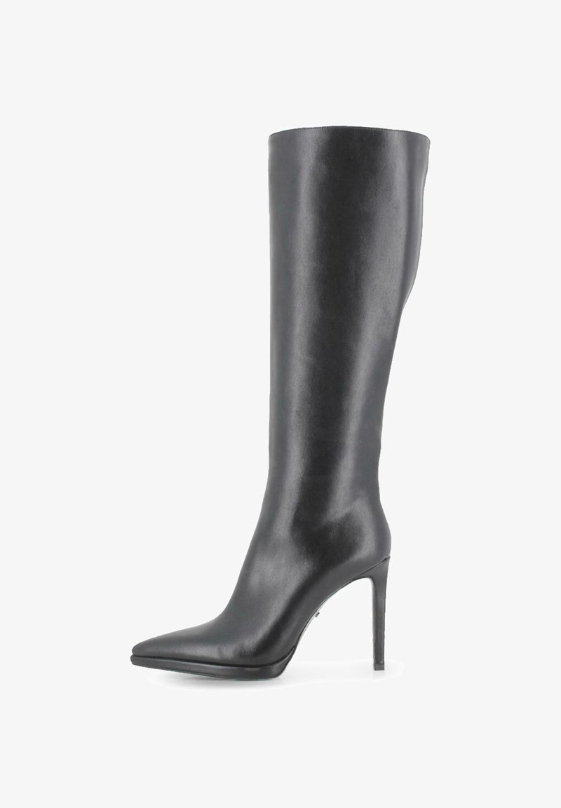 Bota negra de cuero hasta la rodilla con punta afilada, tacón delgado de stiletto, textura suave y un diseño elegante para un aspecto estilizado.