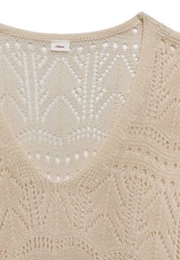 Maglione beige lavorato a maglia con scollatura a V, motivo a trame aperte intricate con forme geometriche e un'etichetta "s.Oliver" sul collo dietro.