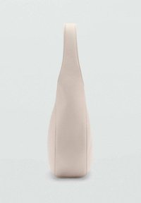 Beige lædertaske med en glat tekstur, blød kurvet form og et enkelt, forlænget håndtag. Ingen synlig hardware eller mønstre.