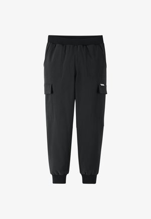 Czarne spodnie joggery cargo z elastycznym pasem i ściągaczami, bocznymi kieszeniami na klapę oraz detalami szwów z przodu.