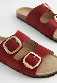 Next DOUBLE STRAP - Matalakantaiset pistokkaat - red