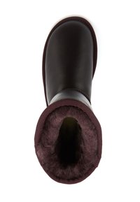 Dunkelbrauner Lederstiefel mit runder Form, der mit einem weichen, burgunderfarbenen Fleecefutter und einer glatten Textur ausgestattet ist. Ansichtsansicht zeigt das Innenfutter.