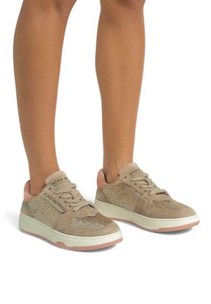 Beige Wildlederschuhe mit glitzernden Akzenten, mit einem strukturierten Obermaterial, Schnürdesign und einer hellrosa Fersenpartie. Weiße und rosa Sohle.
