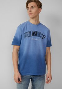 Blauwe gradient t-shirt met ronde hals. De voorkant heeft de tekst "UNLIMITED CONNECTION" in het zwart, korte mouwen en een casual pasvorm.