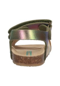 Sandalia verde con tira iridiscente, suela de corcho y cierre de velcro. Presenta una plantilla texturizada y un forro suave.