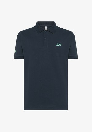 Polo shirt blu navy in cotone, con colletto, patta con tre bottoni e un piccolo logo verde menta sul petto.