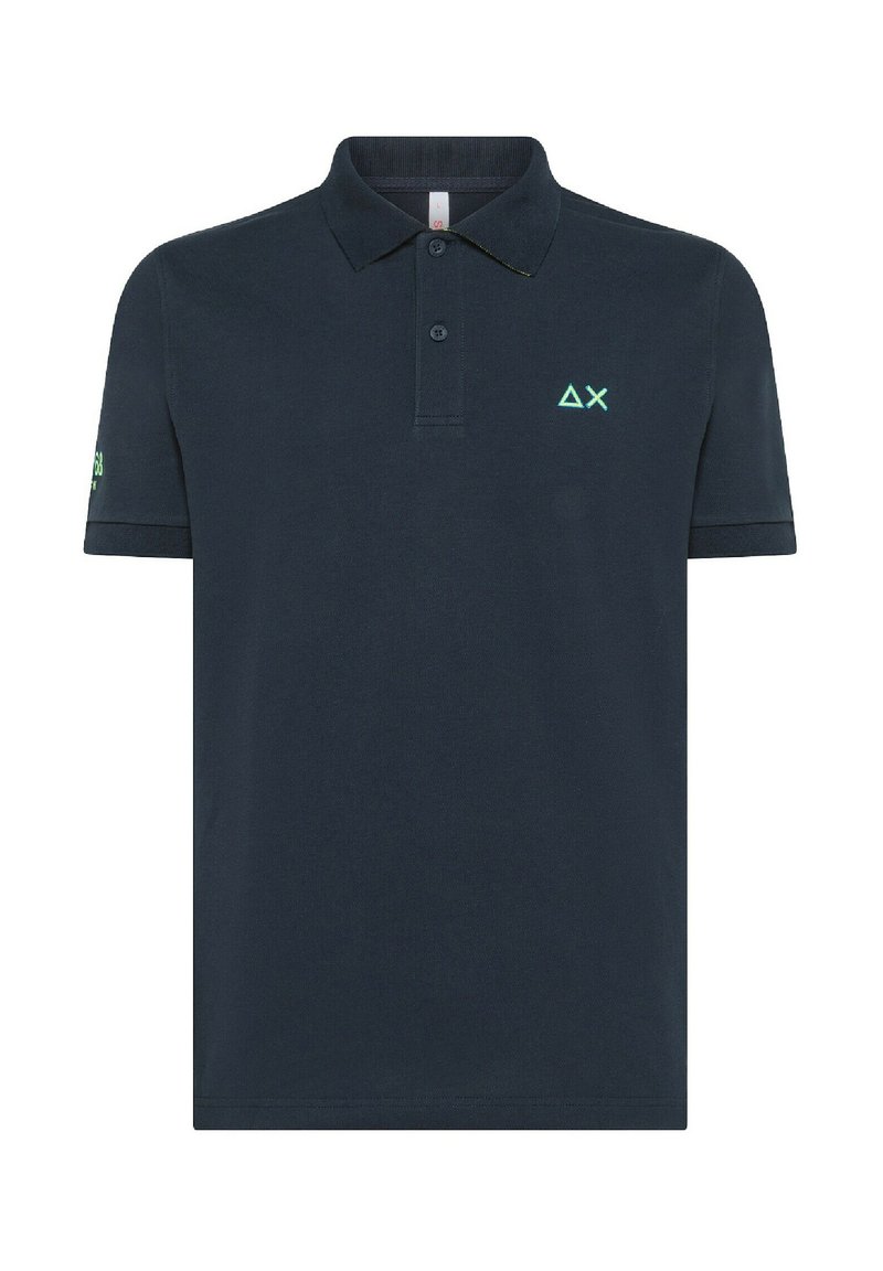 Polo shirt blu navy in cotone, con colletto, patta con tre bottoni e un piccolo logo verde menta sul petto.
