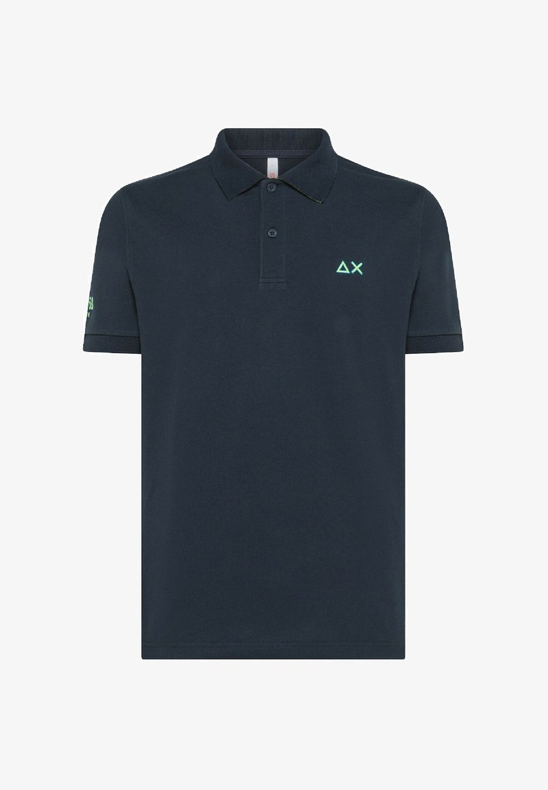 Polo shirt blu navy in cotone, con colletto, patta con tre bottoni e un piccolo logo verde menta sul petto.