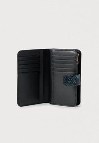 Portofel din piele neagră cu mai multe sloturi pentru carduri și un accent texturat cu imprimeu șarpe albastru-verde. Compartiment cu fermoar inclus, design minimalist.