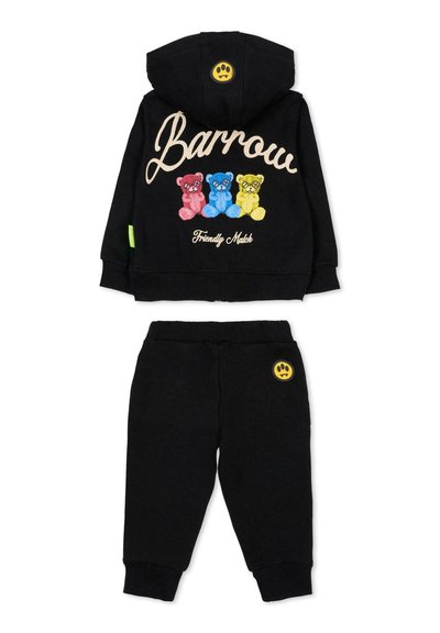 Czarny komplet bluzy z kapturem i spodni dresowych. Bluza ma trzy kolorowe grafiki niedźwiedzi oraz napis "Barrow". Spodnie mają żółty logo odcisku łapy.