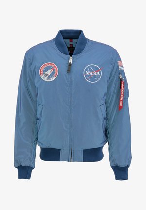 Blå NASA bomberjakke med broderede mærker, lynlås foran, ribkantede ærmer og talje. Har et "Fjern Før Flyvning"-mærke.