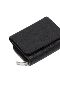 Czarny skórzany portfel o fakturowanej powierzchni, z zamykaną na zamek przegródką, wytłoczonym logo i zapięciem na klapkę. Wyposażony w metalowe okucia.