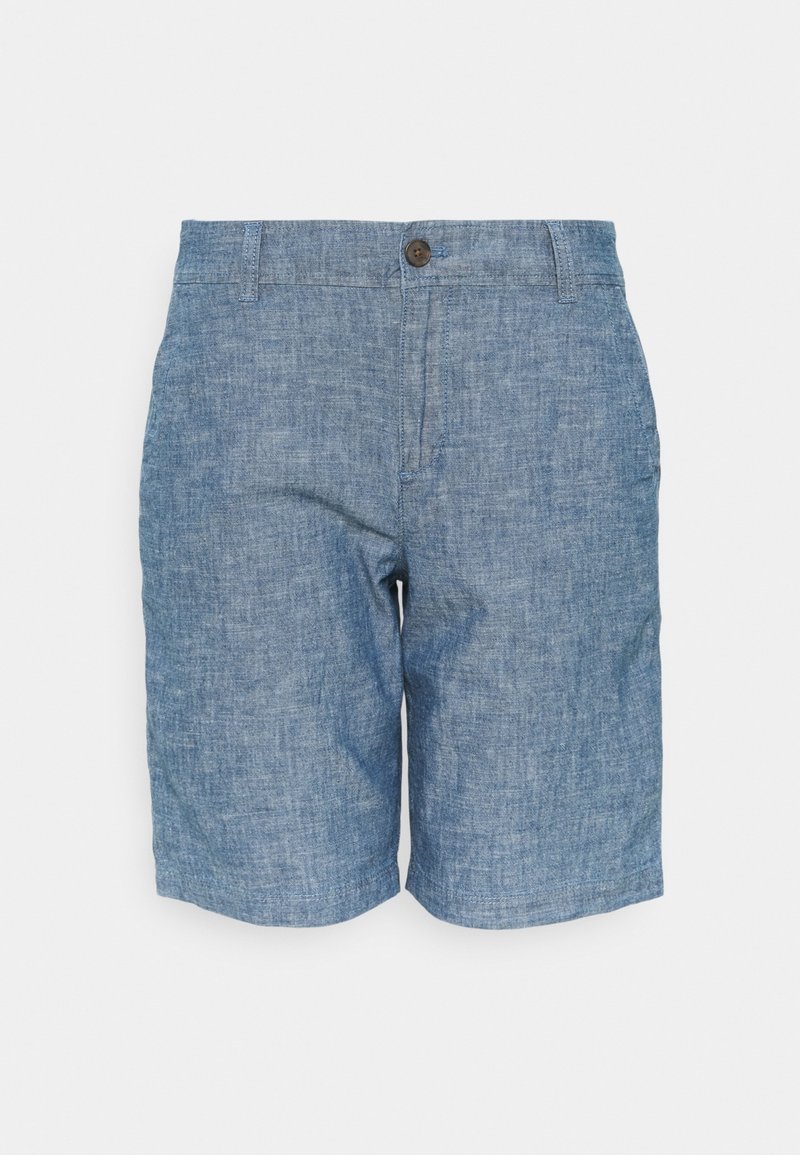 Shorts chambray bleus pour homme avec fermeture bouton, passants de ceinture et poches latérales sur fond blanc.