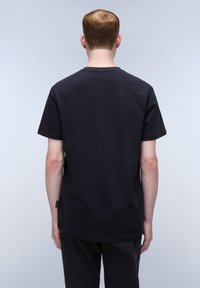Sort bomulds t-shirt med korte ærmer, der har en rund hals og en lige kant. Glat tekstur uden synlige mønstre eller grafik.
