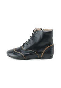Botín de cuero negro hasta el tobillo con punta redonda, costuras beige y perforaciones decorativas; cuenta con un diseño de cordones y un tacón bajo y plano.