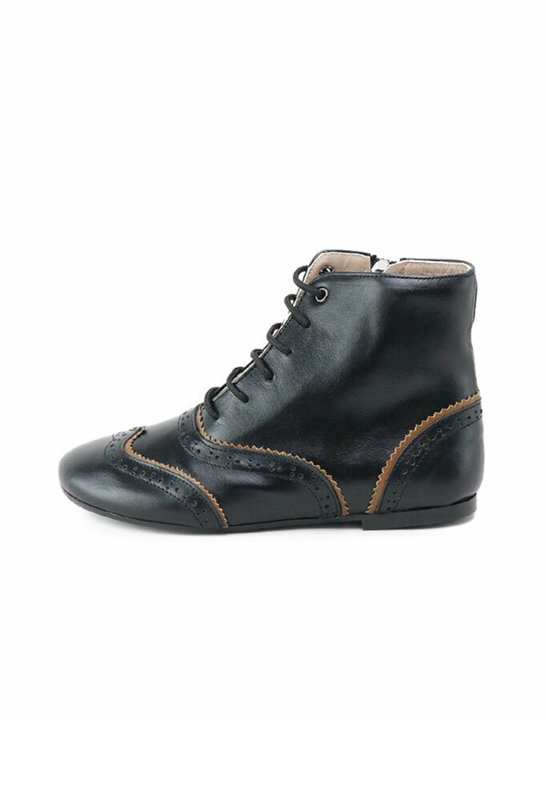 Botín de cuero negro hasta el tobillo con punta redonda, costuras beige y perforaciones decorativas; cuenta con un diseño de cordones y un tacón bajo y plano.
