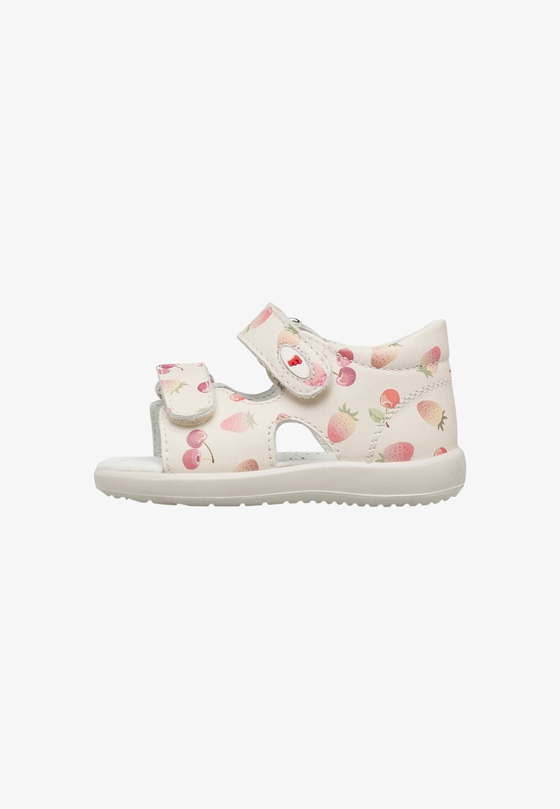 Sandale blanche pour enfants avec imprimé fraise et cerise, deux brides Velcro ajustables et un design à bout ouvert.