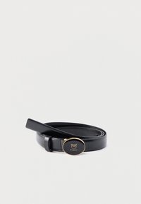 Ceinture en cuir noir avec une boucle ovale brillante dorée ornée d'un logo. Texture lisse, forme fine et design minimaliste.
