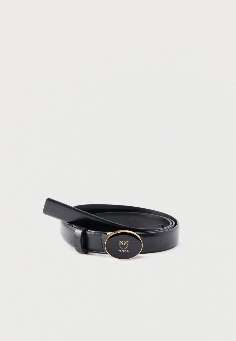 Ceinture en cuir noir avec une boucle ovale brillante dorée ornée d'un logo. Texture lisse, forme fine et design minimaliste.