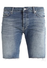 Pantalones cortos de mezclilla en azul claro con un lavado desgastado, bajo deshilachado, cinco bolsillos y cierre de botones. Tela casual y transpirable.