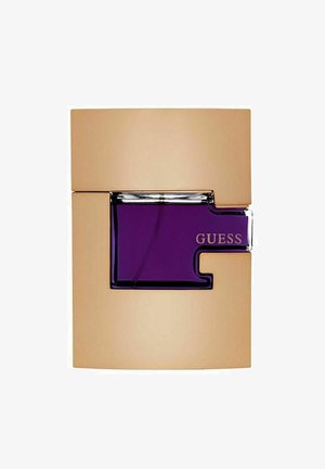 Kultainen suorakaiteen muotoinen hajustepullo, jossa on violetti lasinen "G"-kirjaimen muotoinen ikkuna ja sana "GUESS" lasissa.