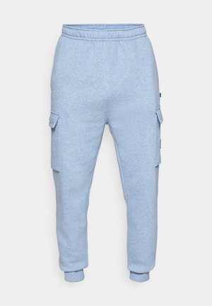 Pantaloni jogger cargo de fleece bleu deschis cu talie elastică, buzunare laterale cu clapetă și glezne strânse pe un fundal alb.