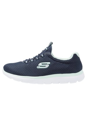 Sneaker in rete blu con suola bianca, caratterizzata da un design testurizzato, dettagli in verde chiaro e un logo del marchio sul lato.