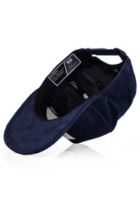 Cappello in corda di colore blu navy con visiera piatta, dotato di una fodera interna liscia. Include etichette del marchio e un interno nero per contrasto.