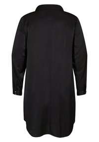 Camicia nera a maniche lunghe, design con colletto, texture liscia, lunga fino a metà coscia, con polsini con bottoni e schiena dritta con spacchi laterali.