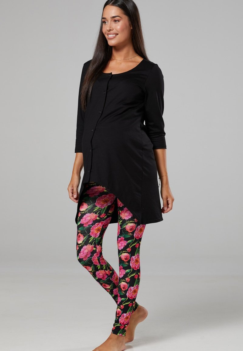Damen Nachthemden | Chelsea Clark UMSTANDSPYJAMA MIT STILLFUNKTION Nachtwäsche Set Schwarze Rosa Blüten/pink - KZ55916 Damen Nachthemden | Chelsea Clark UMSTANDSPYJAMA MIT STILLFUNKTION Nachtwäsche Set Schwarze Rosa Blüten/pink - KZ55916
