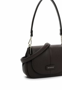 Sac à main en cuir marron avec une surface texturée, une forme courbée, un fermoir à rabat et une bandoulière amovible. Présente des accessoires en métal argenté.