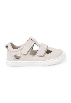 Beige børnesneakers med to velcrobånd, udskårne sider, polstret hæl og hvid gummisål.