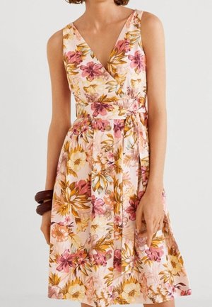 Robe fleurie avec un fond rose, ornée de fleurs jaunes et violettes, col en V, design sans manches, taille cintrée et fermeture à boutons sur le devant.