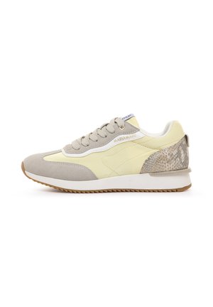 Sneaker basse in suede beige, tessuto giallo, tallone con stampa serpente, suola bianca e lacci beige, vista laterale.