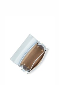 Borsa a tracolla in pelle azzurro chiaro con un particolare cappuccio curvo; l'interno presenta una fodera beige e due scomparti con dettagli in hardware dorato.