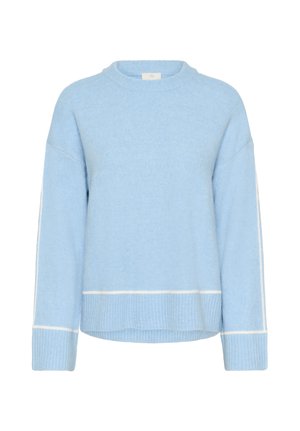 Světle modrý svetr z jemného materiálu, s kulatým výstřihem, spadlými rameny a bílými ribovanými detaily na spodním lemu a manžetách.