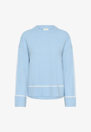 Světle modrý svetr z jemného materiálu, s kulatým výstřihem, spadlými rameny a bílými ribovanými detaily na spodním lemu a manžetách.