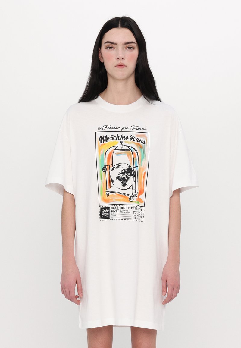 Hvitt oversized t-skjorte med grafisk trykk med fargerikt reise-tema design, rund hals, og korte ermer.