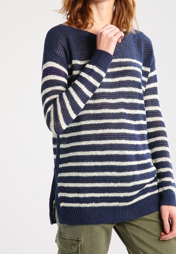 Marinblå och krämfärgad randig stickad tröja med rund halsringning, långa ärmar och sidoklipp för enkel rörelse. Texturerat tyg.