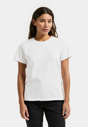 Weißes Baumwoll-T-Shirt mit kurzen Ärmeln, rundem Ausschnitt und einer kleinen, rechteckigen Taschenapplikation auf der linken Seite.