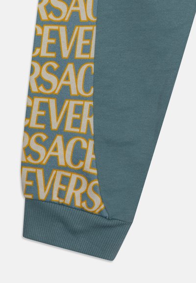 Versace ALLOVER KIDS UNISEX - Παντελόνι φόρμας - sky/multicolor