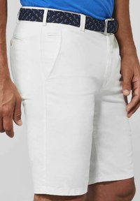 Witte katoenen shorts met een rechte snit, voorzien van twee zijzakken en een marineblauwe gevlochten riem met blauwe accenten.