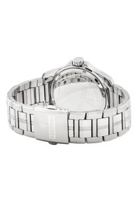 Reloj de pulsera de acero inoxidable plateado con caja redondeada, pulsera de metal y un acabado pulido. Cuenta con una correa texturizada y una corona para ajustes.