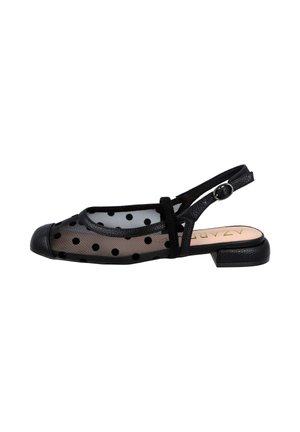 Zapato slingback plano negro con parte superior de malla transparente con lunares y correa ajustable con hebilla, con puntera redondeada y tacón bajo.