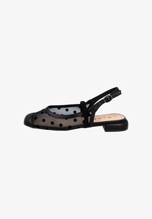 Zapato slingback plano negro con parte superior de malla transparente con lunares y correa ajustable con hebilla, con puntera redondeada y tacón bajo.