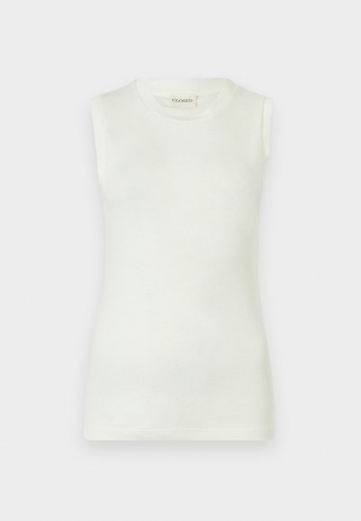 Haut blanc sans manches en coton doux, avec un col rond et une silhouette ajustée. Texture lisse sans motifs ni accents visibles.