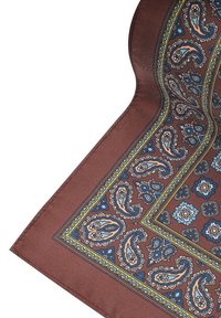 Brązowy jedwabny szalik z misternymi wzorami paisley i kwiatowymi w odcieniach niebieskiego, żółtego i kremowego, z ozdobnym brzegiem i gładką teksturą.