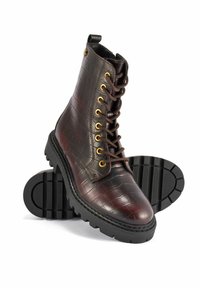 Brązowe botki na kostkę z teksturą skóry krokodyla, z złotymi oczkami, okrągłym noskiem, czarną gumową podeszwą i sznurowanym wzorem.