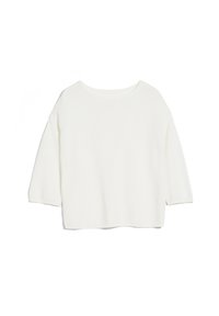 Vit stickad tröja med bred halsringning, trekvartsärmar och lös passform, med ribbad struktur på ärmsluten och nederkant.